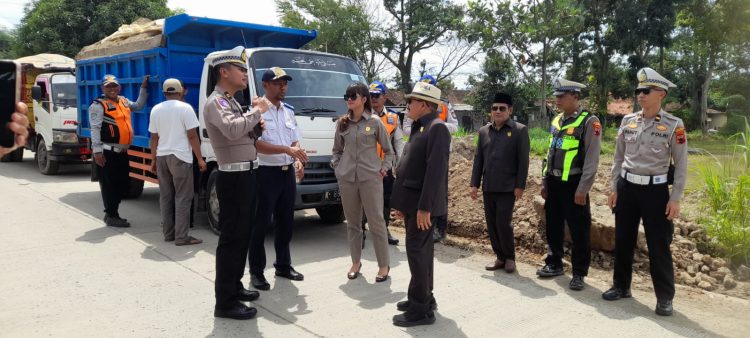 Gabungan Polres Kendal Bersama Komisi C DPRD dan Dishub Tertibkan Truk Muatan Galian C Gabungan Polres Kendal Bersama Komisi C DPRD dan Dishub Tertibkan Truk Muatan Galian C