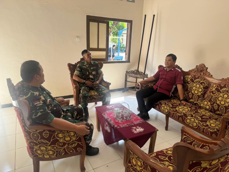 Ada Maksud dan Tujuan Apa, Babinsa Kemlayan Datangi SD Muhamadiyah 19 Kemlayan