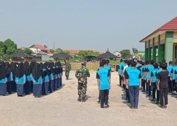 Tumbuhkan Rasa Kekompakan dan Disiplin, Babinsa Latih PBB Siswa