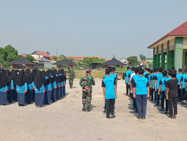 Tumbuhkan Rasa Kekompakan dan Disiplin, Babinsa Latih PBB Siswa Tumbuhkan Rasa Kekompakan dan Disiplin, Babinsa Latih PBB Siswa