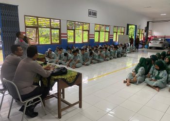 Polsek Pageruyung Edukasi Siswa Tentang Rambu Lalu Lintas dan Bahaya Kenakalan Remaja