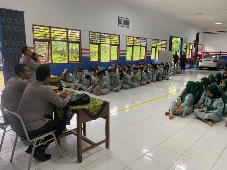Polsek Pageruyung Edukasi Siswa Tentang Rambu Lalu Lintas dan Bahaya Kenakalan Remaja Polsek Pageruyung Edukasi Siswa Tentang Rambu Lalu Lintas dan Bahaya Kenakalan Remaja