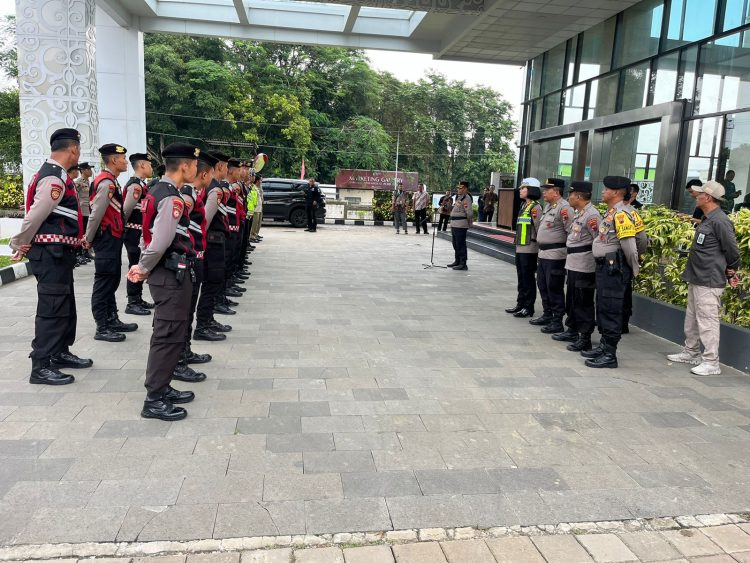 Pastikan Keamanan, Polres PurbaIingga Jaga Rapat Pleno Terbuka Penetapan Paslon Bupati/Wakil Bupati Terpilih Pastikan Keamanan, Polres PurbaIingga Jaga Rapat Pleno Terbuka Penetapan Paslon Bupati/Wakil Bupati Terpilih