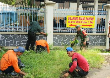 Danramil 03/Serengan dan Babinsa Kratonan Pelopori Jum’at Bersih