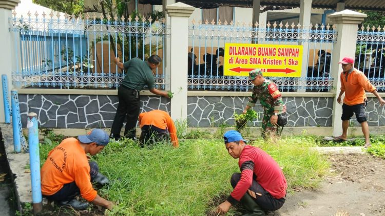 Danramil 03/Serengan dan Babinsa Kratonan Pelopori Jum’at Bersih