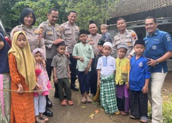 Polisi Polrestabes Semarang Menjadi Bapak Asuh bagi 35 Anak Yatim Piatu