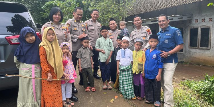 Polisi Polrestabes Semarang Menjadi Bapak Asuh bagi 35 Anak Yatim Piatu Polisi Polrestabes Semarang Menjadi Bapak Asuh bagi 35 Anak Yatim Piatu