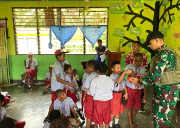 Tingkatkan Kualitas Pendidikan, Satgas Yonif 131/Brajasakti Mengajar di SDN YPPK Wembi Perbatasan Papua