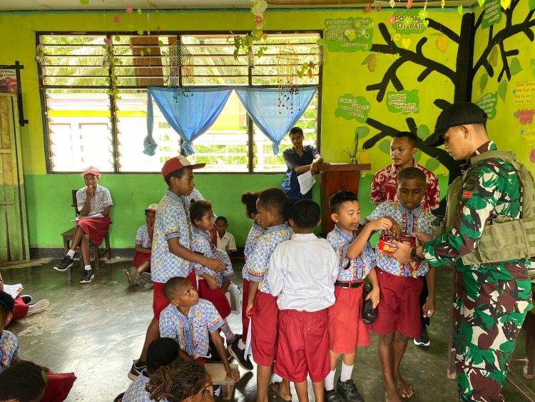 Tingkatkan Kualitas Pendidikan, Satgas Yonif 131/Brajasakti Mengajar di SDN YPPK Wembi Perbatasan Papua Tingkatkan Kualitas Pendidikan, Satgas Yonif 131/Brajasakti Mengajar di SDN YPPK Wembi Perbatasan Papua
