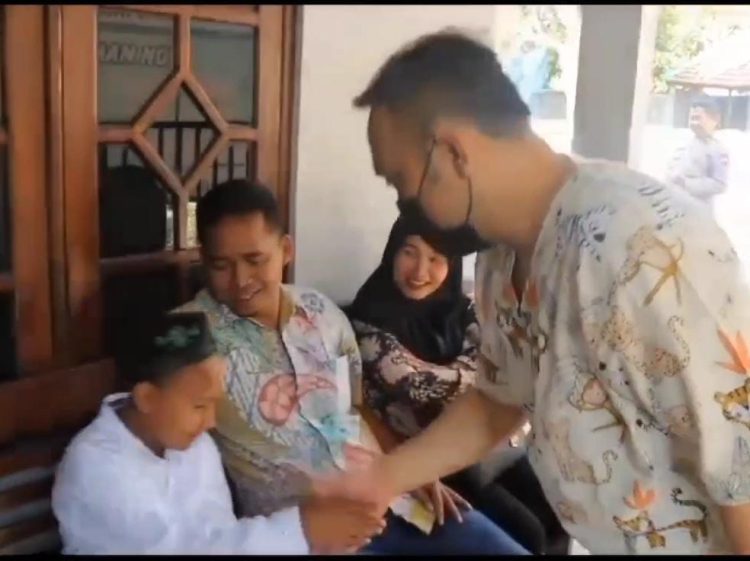 Berkomitmen membantu masyarakat, Personel Polres Semarang buka klinik Khitan. Berkomitmen membantu masyarakat, Personel Polres Semarang buka klinik Khitan.