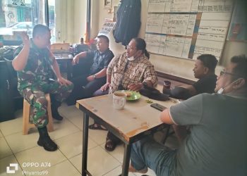 Tingkatkan Kondusifitas Wilayah, Babinsa Jayengan Selipkan Pesan Jaga Stabilitas Keamanan Kepada Security