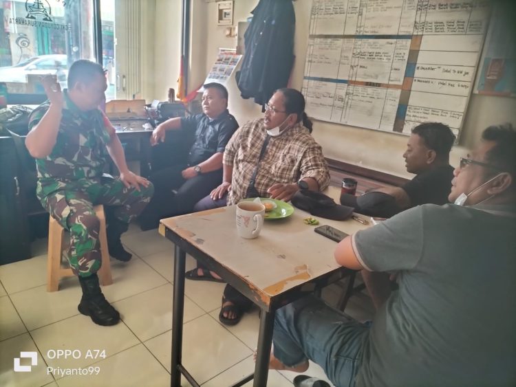 Tingkatkan Kondusifitas Wilayah, Babinsa Jayengan Selipkan Pesan Jaga Stabilitas Keamanan Kepada Security