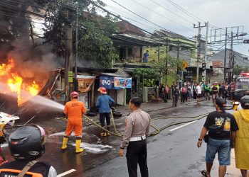 Ditinggal pulang ke Boyolali, toko ban semi permanen di Ungaran terbakar.