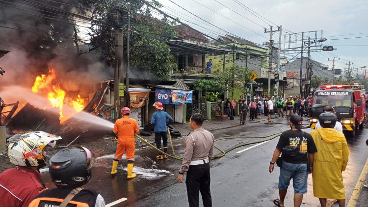 Ditinggal pulang ke Boyolali, toko ban semi permanen di Ungaran terbakar. Ditinggal pulang ke Boyolali, toko ban semi permanen di Ungaran terbakar.