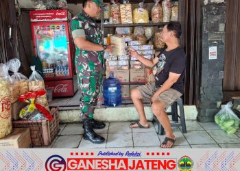 Babinsa Danukusuman Sambangi Pedagang Pasar Harjodaksino untuk Jaga Silaturahmi dan Pantau Kebersihan