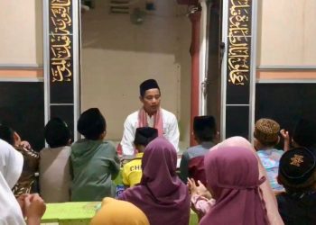 Kisah Inspiratif, Anggota Polsek Pegandon Bimbing Puluhan Santri Mengaji