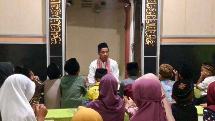 Kisah Inspiratif, Anggota Polsek Pegandon Bimbing Puluhan Santri Mengaji Kisah Inspiratif, Anggota Polsek Pegandon Bimbing Puluhan Santri Mengaji