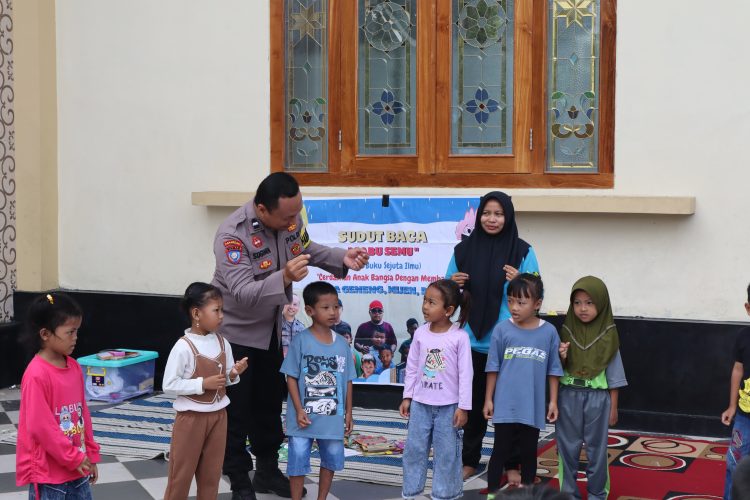 Aipda Sugimin Bhabinkamtibmas Polres Demak; Membuat Perpustakaan Keliling Untuk Tingkatkan Minat Baca Anak Aipda Sugimin Bhabinkamtibmas Polres Demak; Membuat Perpustakaan Keliling Untuk Tingkatkan Minat Baca Anak