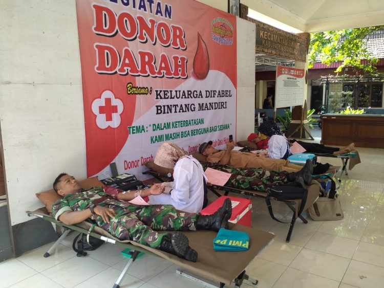 Babinsa Sawit Turut Mendukung Kegiatan Donor Darah Anggota Difabel Babinsa Sawit Turut Mendukung Kegiatan Donor Darah Anggota Difabel