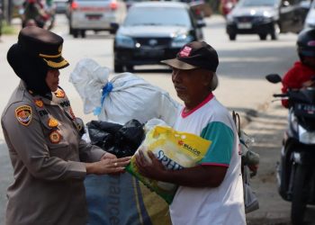 Polwan Polres Kendal Gelar Aksi Sosial, Bagikan Beras untuk Warga Kurang Mampu