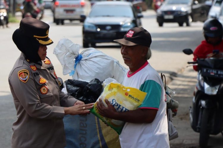Polwan Polres Kendal Gelar Aksi Sosial, Bagikan Beras untuk Warga Kurang Mampu Polwan Polres Kendal Gelar Aksi Sosial, Bagikan Beras untuk Warga Kurang Mampu