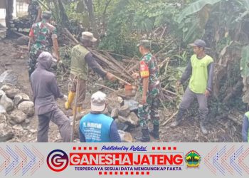 Babinsa Bersama Warga Bangun Talud untuk Cegah Banjir di Desa Jurangjero