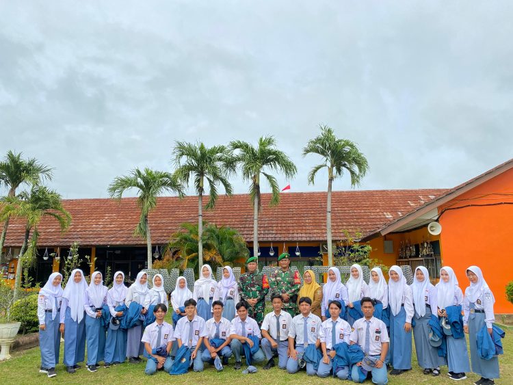 Dandim 0426 TB, Jadi Pembina Upacara Di SMA Negeri 01 Menggala Dandim 0426 TB, Jadi Pembina Upacara Di SMA Negeri 01 Menggala