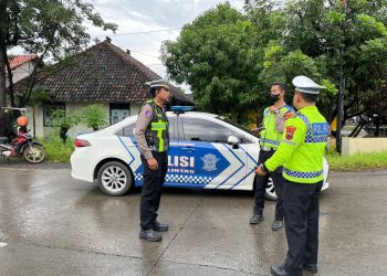 Rekayasa Contra Flow di Pantura Patebon, Respon Cepat Satlantas Polres Kendal Urai Kemacetan Akibat Banjir