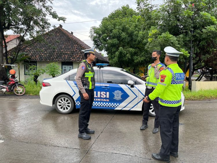 Rekayasa Contra Flow di Pantura Patebon, Respon Cepat Satlantas Polres Kendal Urai Kemacetan Akibat Banjir Rekayasa Contra Flow di Pantura Patebon, Respon Cepat Satlantas Polres Kendal Urai Kemacetan Akibat Banjir