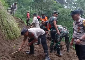 Polsek Karangreja Ikut Kerja Bakti Bersihkan Tanah Longsor