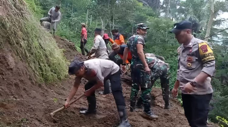 Polsek Karangreja Ikut Kerja Bakti Bersihkan Tanah Longsor Polsek Karangreja Ikut Kerja Bakti Bersihkan Tanah Longsor