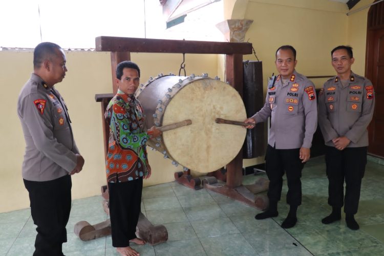 Kapolres Sragen Serahkan Bantuan Bedug untuk Masjid Ar Rohman Karangmalang Kapolres Sragen Serahkan Bantuan Bedug untuk Masjid Ar Rohman Karangmalang