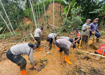 Respon Cepat Sat Brimob Polda Jateng Tangani Bencana, Terjunkan Ratusan Personil Bantu Warga Terdampak