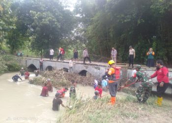 Babinsa Gotong Royong Bersihkan Tumpukan Sampah Jembatan, Cegah Banjir