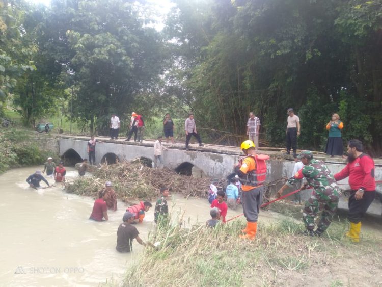 Babinsa Gotong Royong Bersihkan Tumpukan Sampah Jembatan, Cegah Banjir Babinsa Gotong Royong Bersihkan Tumpukan Sampah Jembatan, Cegah Banjir