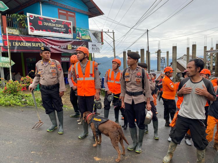 Polda Jateng Terjunkan Unit K9 Cari Korban Longsor di Pekalongan, Temukan 21 Jenazah Di Antaranya Seorang Bayi*