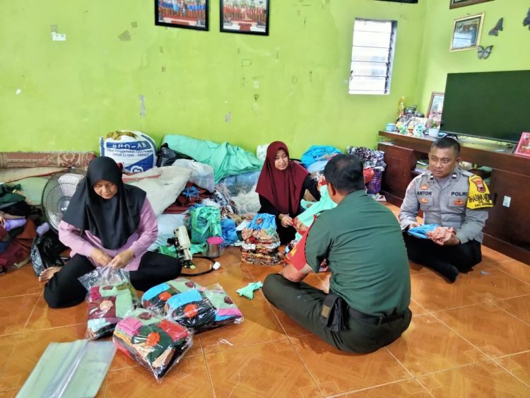 Babinsa dan Bhabinkamtibmas Tipes Sambangi Pelaku UMKM Kain Perca Babinsa dan Bhabinkamtibmas Tipes Sambangi Pelaku UMKM Kain Perca