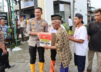 Pemukiman Warga dan Tanggul Sungai Tuntang yang Jebol  Ditinjau Kapolres Demak