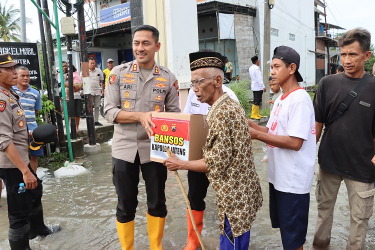 Pemukiman Warga dan Tanggul Sungai Tuntang yang Jebol Ditinjau Kapolres Demak Pemukiman Warga dan Tanggul Sungai Tuntang yang Jebol  Ditinjau Kapolres Demak