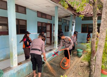Banjir Surut, Polres Grobogan Berjibaku Bersihkan Lumpur di Sekolah