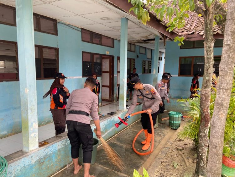 Banjir Surut, Polres Grobogan Berjibaku Bersihkan Lumpur di Sekolah Banjir Surut, Polres Grobogan Berjibaku Bersihkan Lumpur di Sekolah