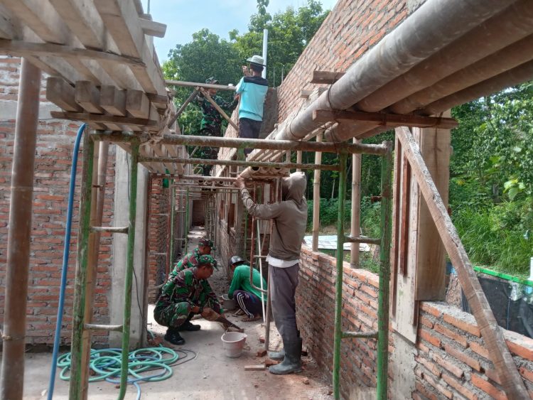Babinsa Bantu Pembangunan Gedung Sekolah Wujud Kepedulian Dengan Dunia Pendidikan