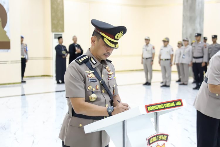 Kapolda Jateng Pimpin Sertijab Kapolrestabes Semarang, Kapolres Karanganyar, dan Kapolres Temanggung Kapolda Jateng Pimpin Sertijab Kapolrestabes Semarang, Kapolres Karanganyar, dan Kapolres Temanggung