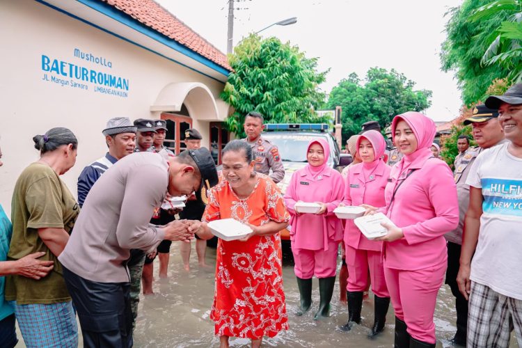 Buka Dapur Umum, 3.000 Paket Nasi Dibagikan Polres Brebes Bantu Warga Terdampak Banjir Buka Dapur Umum, 3.000 Paket Nasi Dibagikan Polres Brebes Bantu Warga Terdampak Banjir