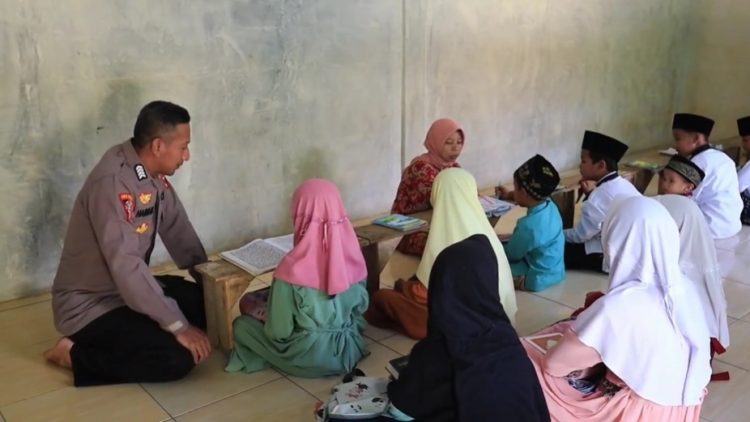 Dari Gajinya Bripka Hamam Di Pekalongan Salurkan Bantuan untuk Guru Ngaji dan Anak Yatim