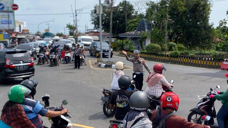 Kabupaten Kediri Terpantau landai. Meski Banyak Masyarakat Padati Jalan. Kabupaten Kediri Terpantau landai. Meski Banyak Masyarakat Padati Jalan.