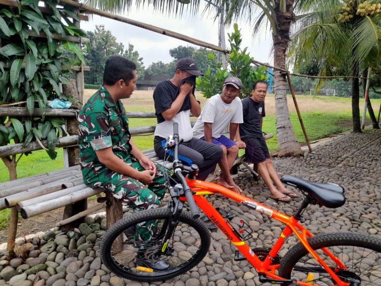 Babinsa Nogosari Jalin Komsos Dengan Tomas Desa Kedung Kenong