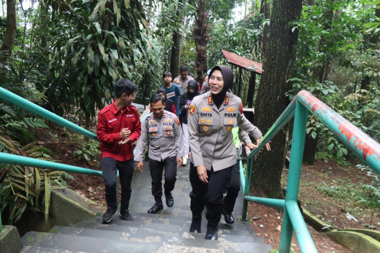 Pemantauan Situasi Kamtibmas Pada Hari Libur di Kota Magelang, Kapolres Magelang Kota Turun Langsung ke Lapangan Pemantauan Situasi Kamtibmas Pada Hari Libur di Kota Magelang, Kapolres Magelang Kota Turun Langsung ke Lapangan