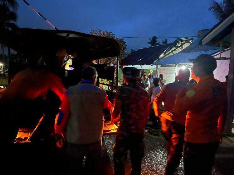 Satu warga desa mandaong dikabarkan hanyut terbawa arus saat mencoba menyebrangi kali Satu warga desa mandaong dikabarkan hanyut terbawa arus saat mencoba menyebrangi kali