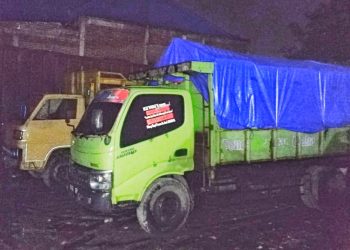 Viral…..Dua truk terparkir mau bongkar muatan hasil mengangsu.Diduga pemilik gudang dan armada oknum anggota polres